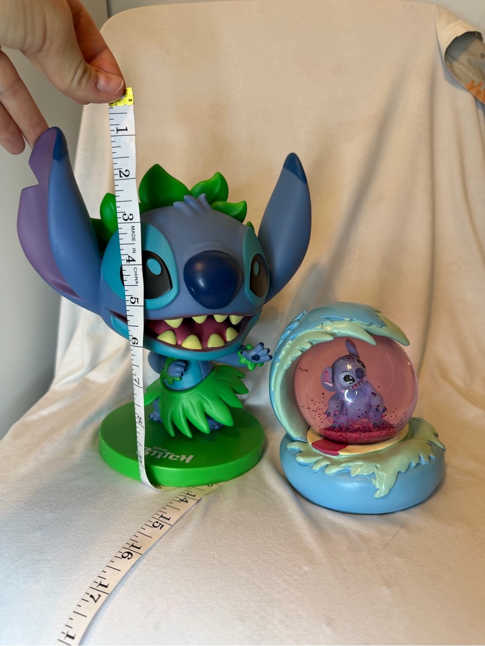 Disney Stitch Collectible Bundle – Hula Stitch Figure & Glitter Snow Globe - Picture 4 of 7